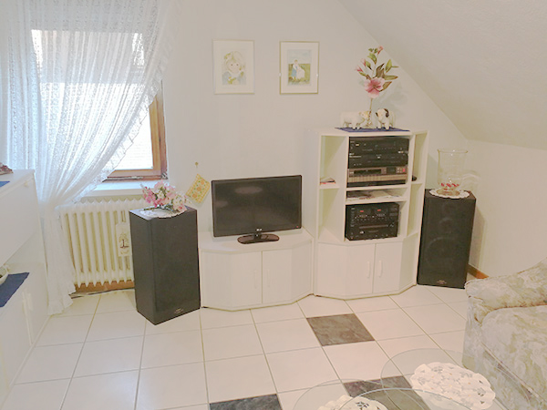 ...modern eingerichtetes Wohnzimmer mit gemütlicher Rundcouch, Hifi/ Video und Sat-TV...