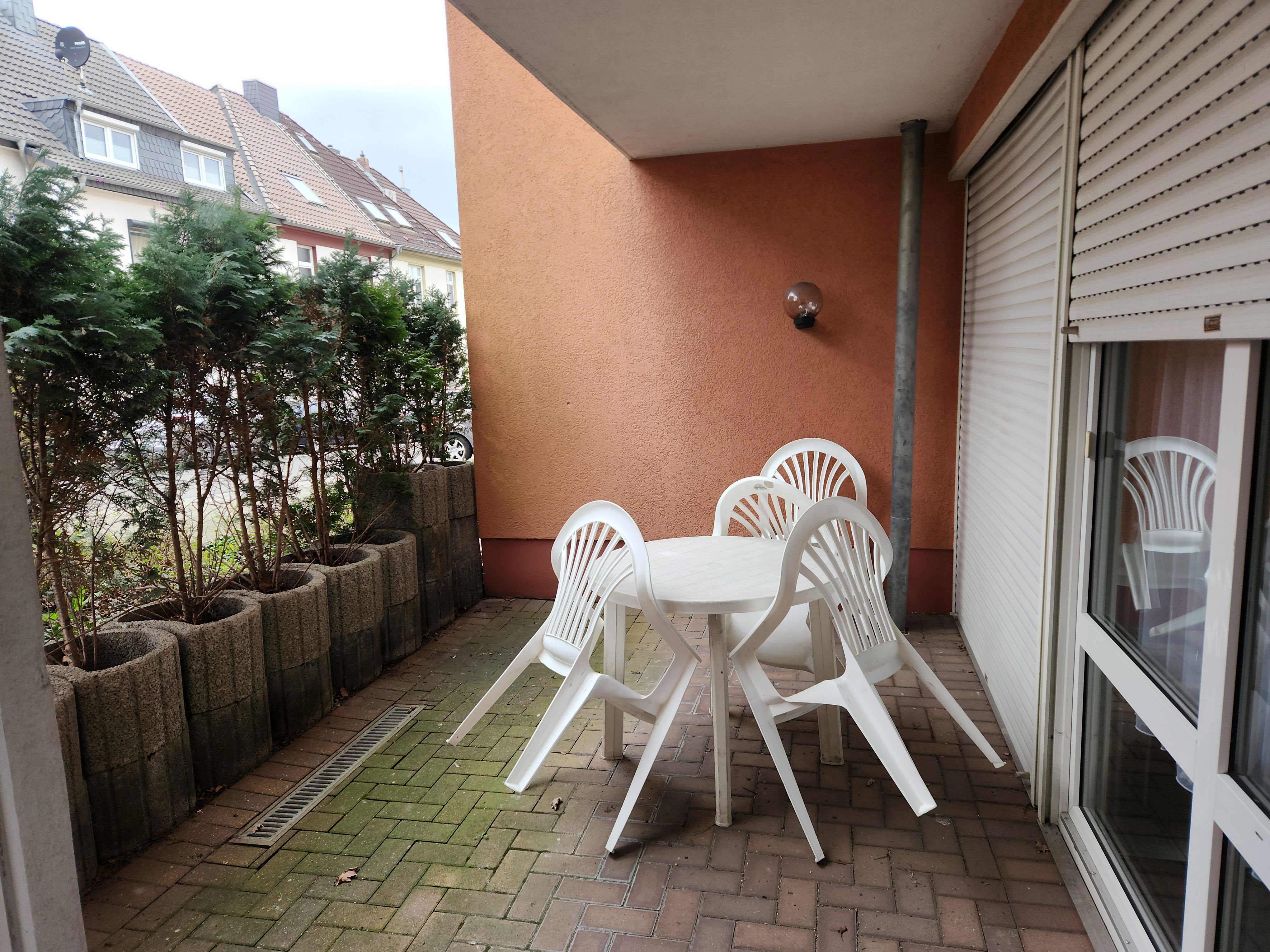 ...kleine Terrasse mit Sitzgelegenheit...